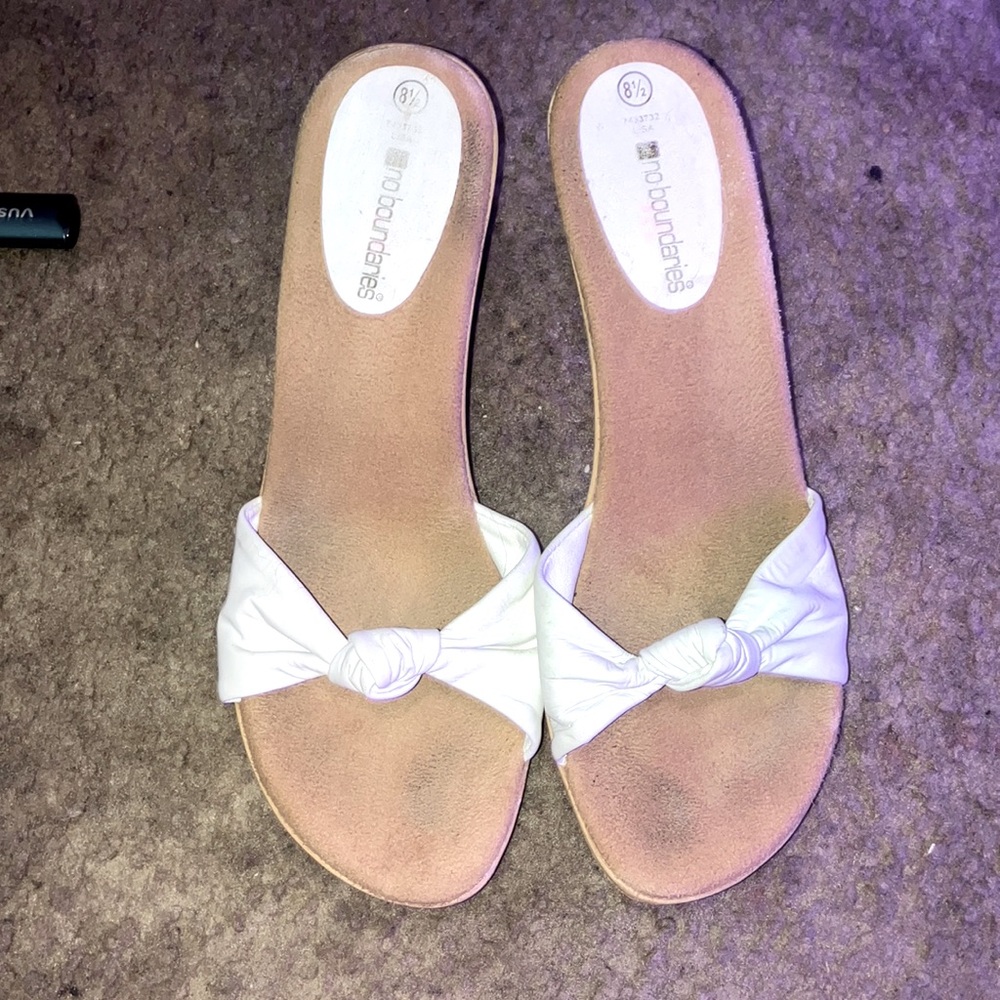 No boundaries heels size 81/2 some staining on the feet and bottom of the shoe